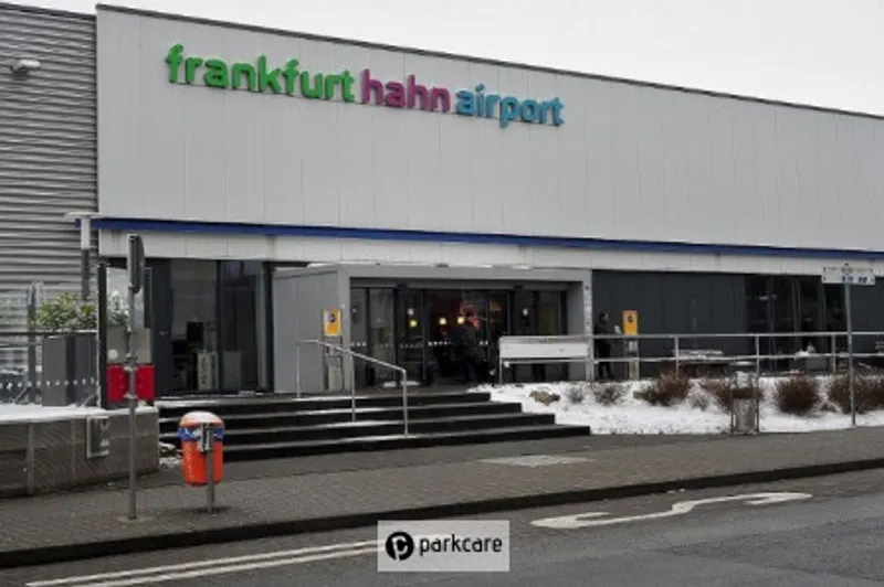 Parkeren Hahn Airport P2 Parkeergarage ingang klanten