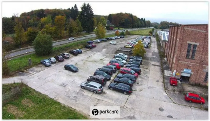 Geparkeerde auto's met gebouw Airport Park Service Hahn