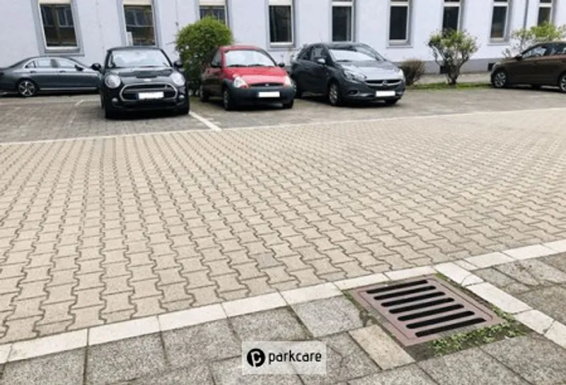 Parkflair Valet Düsseldorf Open parkeerplaats met auto's