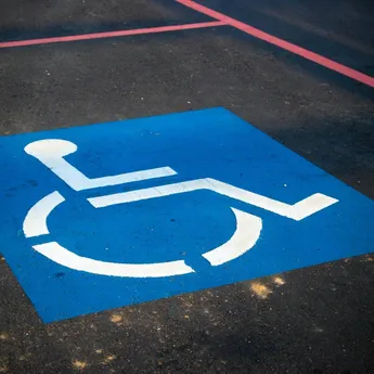 invalide parkeerplaats logo op asfalt