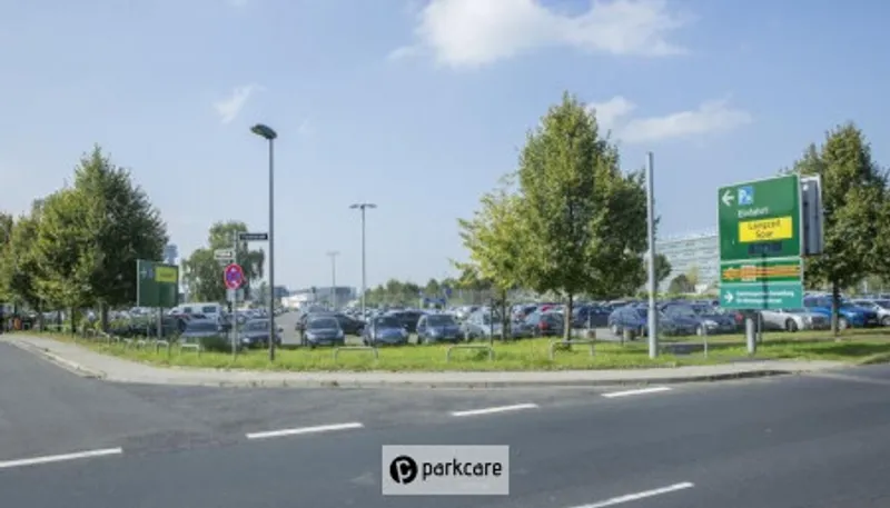 Parkeren Düsseldorf Airport P24 Open parkeerplaats met hekwerk