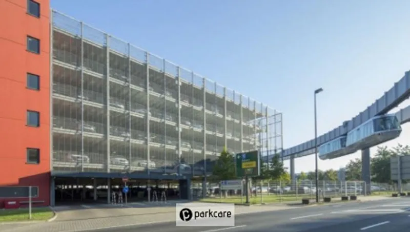 Buitenoverzicht van overdekte parkeerplaatsen Parkeren Düsseldorf Airport P5