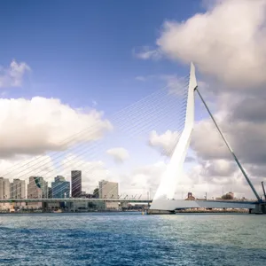 Brug van Rotterdam vanaf het water