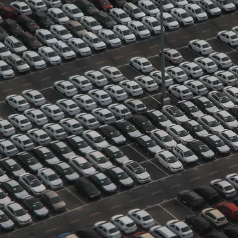 Geparkeerde auto's op parkeerplaats