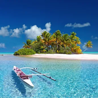 Caribisch eiland met kano in het water