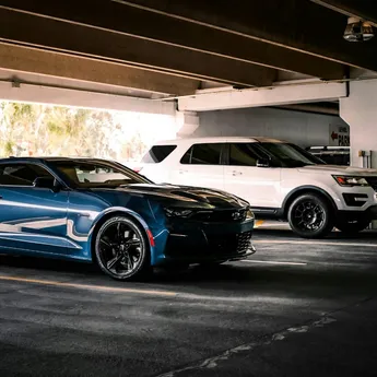 Blauwe en witte auto's in parkeergarage