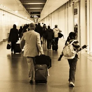 groep mensen lopen naar gate