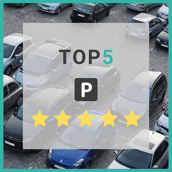 tekst top 5 met geparkeerde auto's in de achtergrond