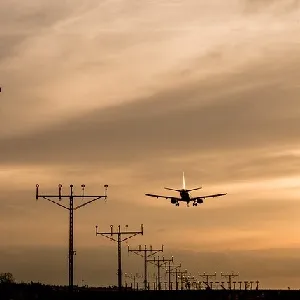 vliegtuig landt bij zonsondergang