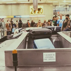 Mensen wachten op bagage Schiphol