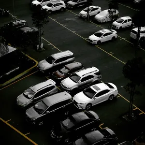 Parkeerterrein met auto's